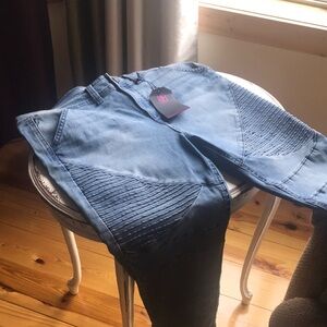 No Boundaries distressed stretch jeans.